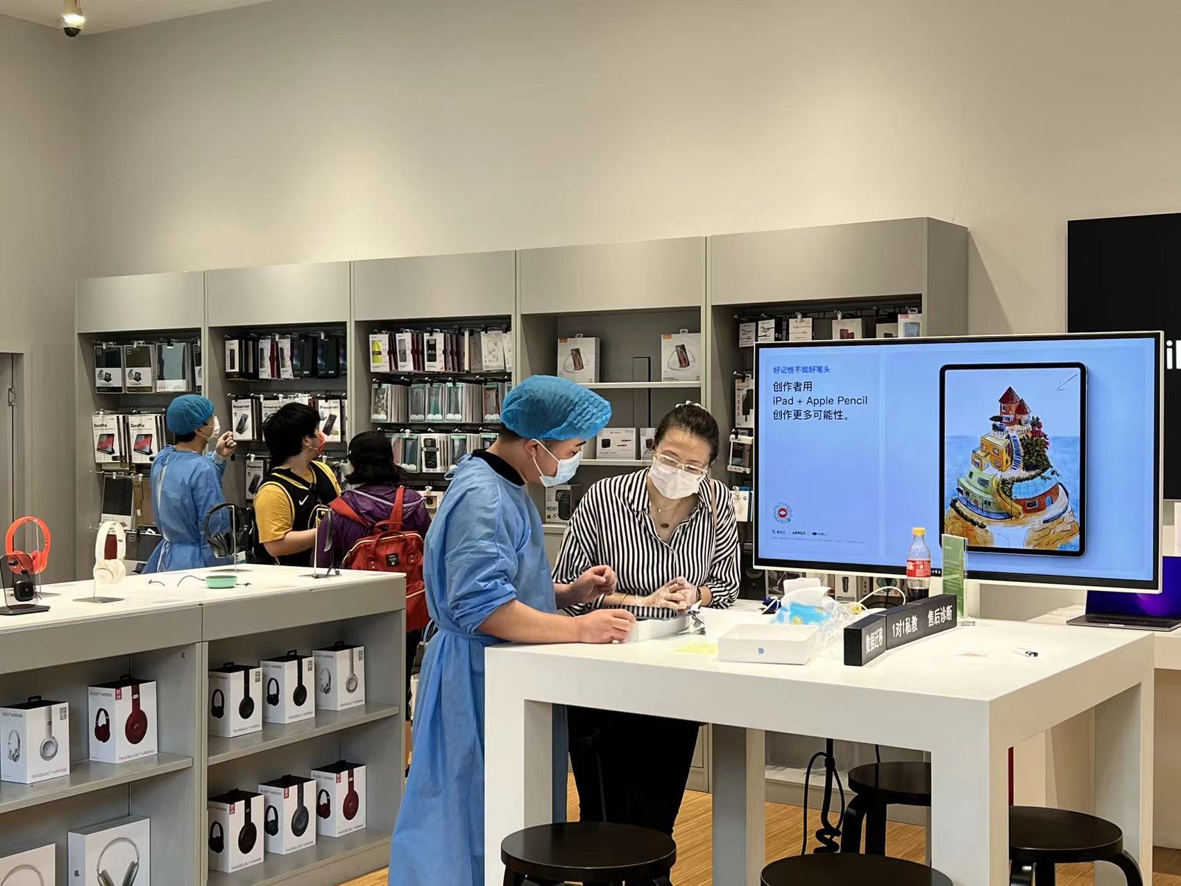 南京路商圈,陸家嘴商圈多家商場(chǎng)今天回歸,美妝,運(yùn)動(dòng),電子產(chǎn)品都有!