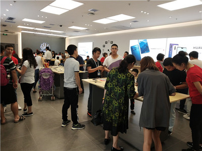 華為門店單店三日銷售額突破60萬(wàn)，體驗(yàn)式消費(fèi)引領(lǐng)電子產(chǎn)品零售新浪潮